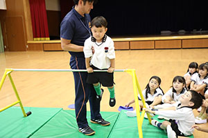 体操教室　ー鉄棒ー　すみれ