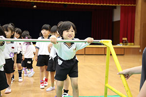 体操教室　ー鉄棒ー　すみれ