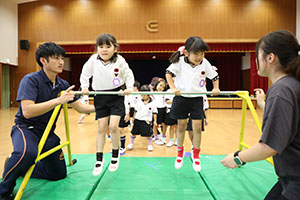 体操教室　ー鉄棒ー　すみれ