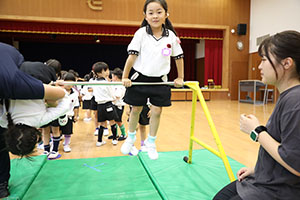 体操教室　ー鉄棒ー　すみれ