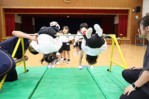 体操教室　ー鉄棒ー　すみれ