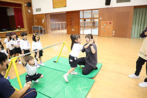 体操教室　ー鉄棒ー　すみれ