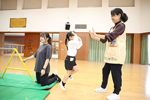 体操教室　ー鉄棒ー　すみれ