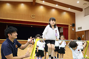 体操教室　ー鉄棒ー　すみれ