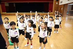 体操教室　ー鉄棒ー　すみれ