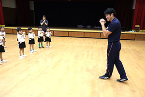 体操教室　ー鉄棒ー　すみれ