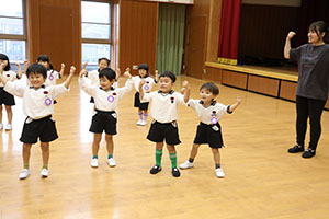 体操教室　ー鉄棒ー　すみれ