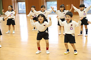 体操教室　ー鉄棒ー　すみれ