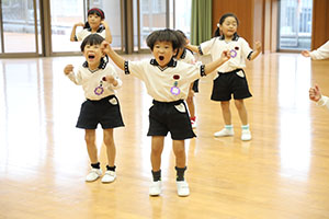 体操教室　ー鉄棒ー　すみれ