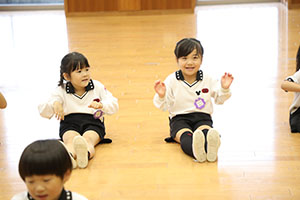 体操教室　ー鉄棒ー　すみれ