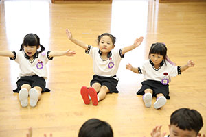 体操教室　ー鉄棒ー　すみれ