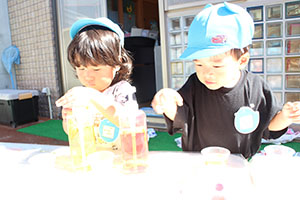 色水遊び　ぺんぎん