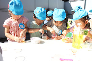 色水遊び　ぺんぎん