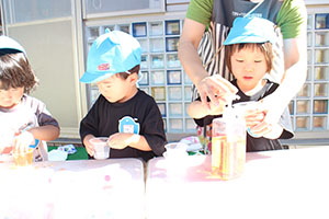 色水遊び　ぺんぎん