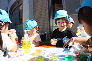 色水遊び　ぺんぎん