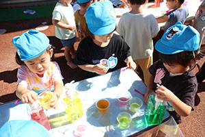 色水遊び　ぺんぎん