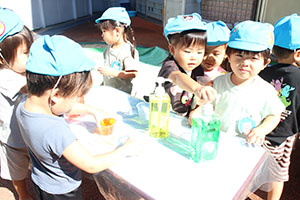 色水遊び　ぺんぎん