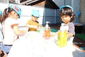 色水遊び　ぺんぎん