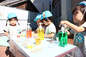 色水遊び　ぺんぎん