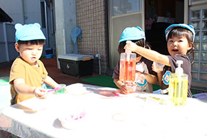 色水遊び　ぺんぎん