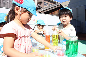 色水遊び　ぺんぎん