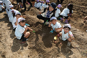 エンゼル自然体験農園でおいもほり　　年中