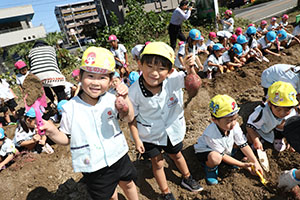 エンゼル自然体験農園でおいもほり　　年中