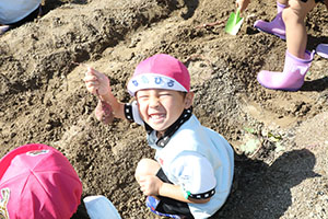 エンゼル自然体験農園でおいもほり　　年中