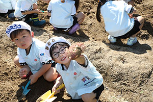 エンゼル自然体験農園でおいもほり　　年中