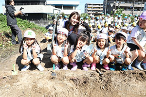 エンゼル自然体験農園でおいもほり　　年中