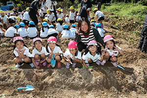 エンゼル自然体験農園でおいもほり　　年中
