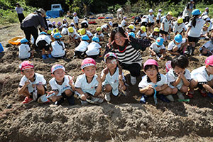 エンゼル自然体験農園でおいもほり　　年中