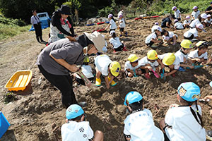 エンゼル自然体験農園でおいもほり　　年中