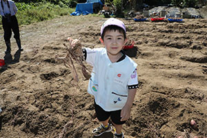 エンゼル自然体験農園でおいもほり　　年中