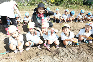 エンゼル自然体験農園でおいもほり　　年中