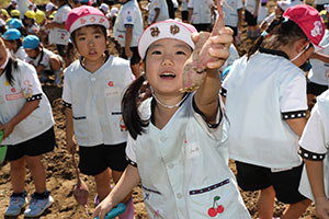 エンゼル自然体験農園でおいもほり　　年中