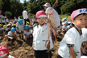エンゼル自然体験農園でおいもほり　　年中