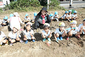 エンゼル自然体験農園でおいもほり　　年中