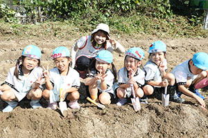 エンゼル自然体験農園でおいもほり　　年中