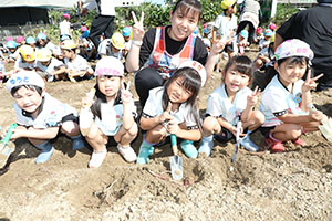 エンゼル自然体験農園でおいもほり　　年中