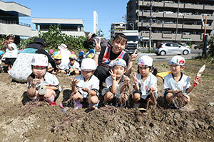 エンゼル自然体験農園でおいもほり　　年中