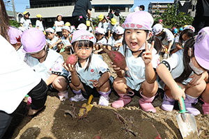 エンゼル自然体験農園でおいもほり　　年中
