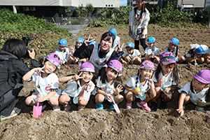 エンゼル自然体験農園でおいもほり　　年長