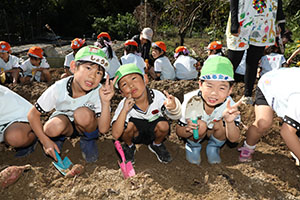 エンゼル自然体験農園でおいもほり　　年長