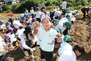 エンゼル自然体験農園でおいもほり　　年長