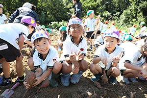 エンゼル自然体験農園でおいもほり　　年長