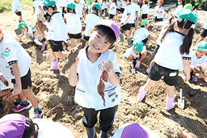 エンゼル自然体験農園でおいもほり　　年長