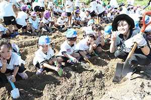 エンゼル自然体験農園でおいもほり　　年長