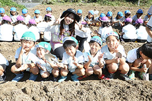 エンゼル自然体験農園でおいもほり　　年長
