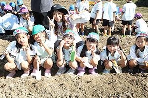 エンゼル自然体験農園でおいもほり　　年長